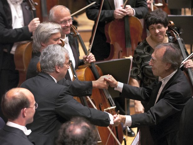 Claudio Abbado thanks the musicians of the Lucerne Festival Orchestra, 2005