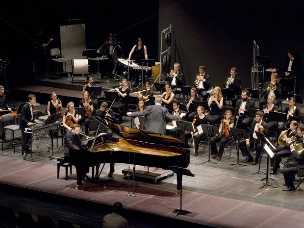 Das Ensemble der Lucerne Festival Academy unter Jean Deroyer bringt Messiaens «Des Canyons aux Étoiles» zur Aufführung, 2008