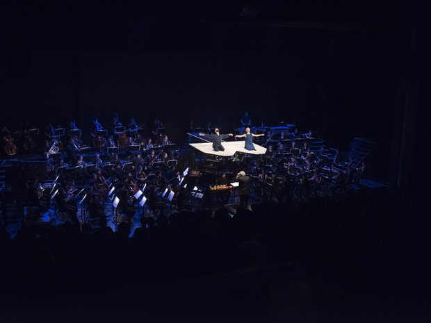 Péter Eötvös leitet eine Aufführung von Stockhausens «Inori», 2018