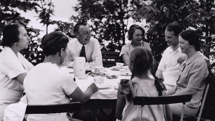 Die Familie Rachmaninow im Garten der Villa Senar, 1938 (Staatsarchiv Luzern, FDC 132/5715)