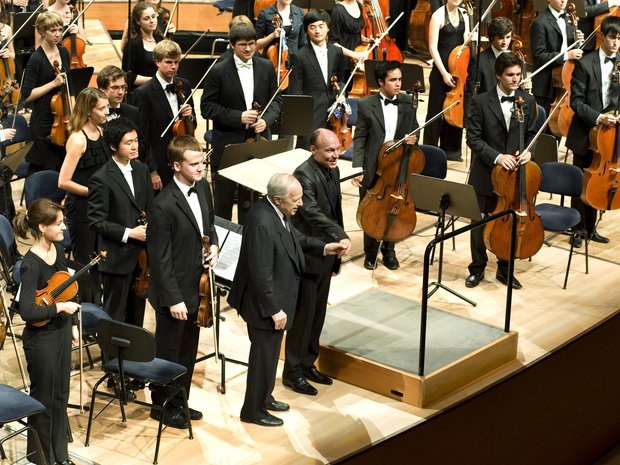 Applaus für das Lucerne Festival Academy Orchestra, Pierre Boulez und composer-in-residence Dieter Ammann nach der Uraufführung von Ammanns «Turn», 2010