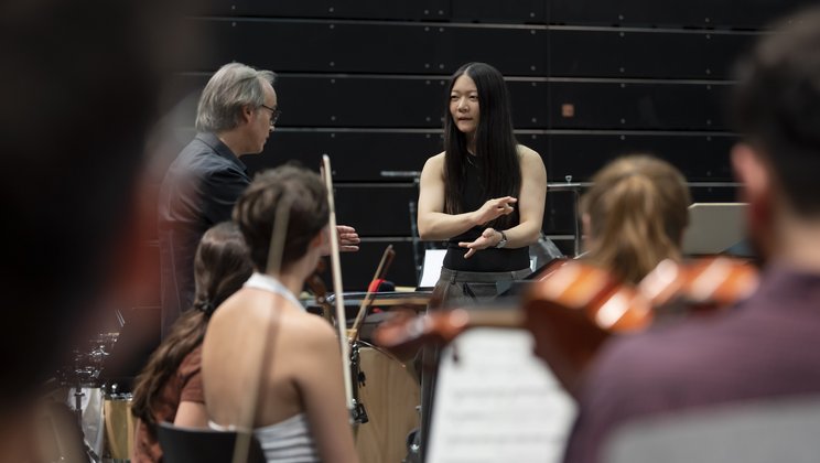 Teilnehmerin Xizi Wang im Gespräch mit Dirigent Ilan Volkov © Priska Ketterer / Lucerne Festival