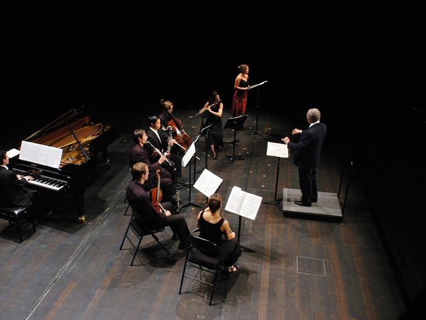 Studierende der Lucerne Festival Preview Academy unter der Leitung von Pierre Boulez führen Arnold Schönbergs «Pierrot lunaire» auf, 2003
