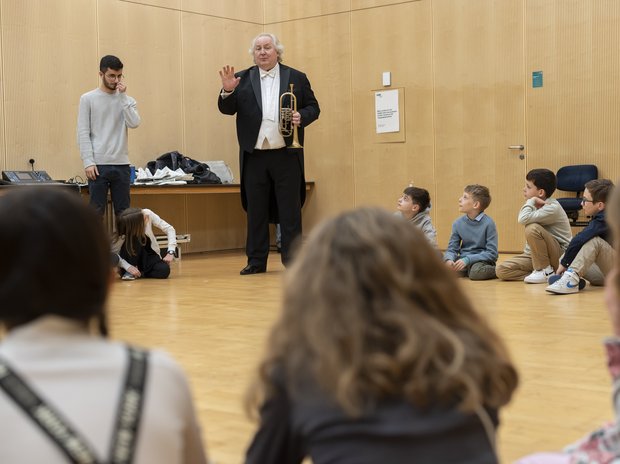 Solo-Trompeter Reinhold Friedrich bei der Einführung für Schulklassen