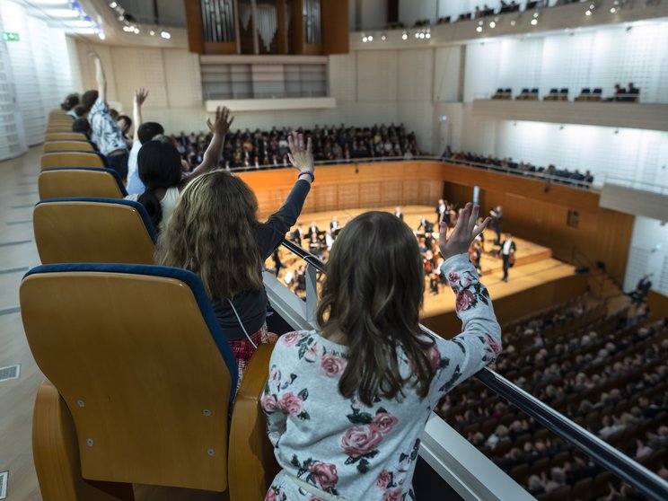 Begeisterte Kinder winken «ihrem» Reinhold Friedrich im Konzert zu