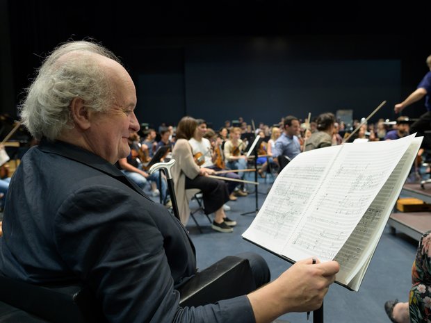 Wolfgang Rihm bei einer Probe der Lucerne Festival Academy Alumni unter Riccardo Chailly 2019